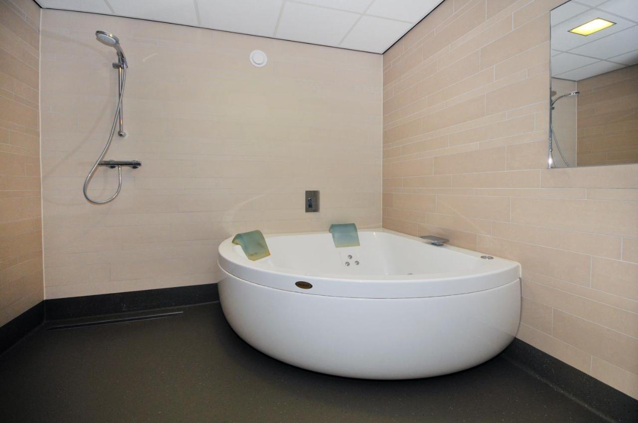 Camping De Duinhoeve Chalet Zeeland Not For Companies Burgh-Haamstede Bagian luar foto